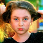 Bambina con capelli lunghi che crescono all'infinito