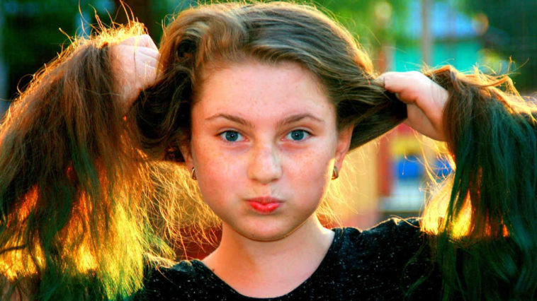 Bambina con capelli lunghi che crescono all'infinito