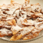 Un piatto di chiacchiere che vengono chiamate anche bugie o crostoli o frappe