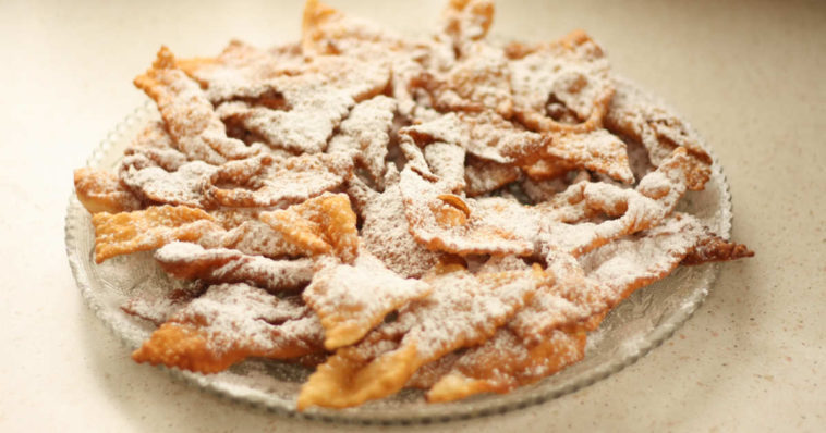 Un piatto di chiacchiere che vengono chiamate anche bugie o crostoli o frappe