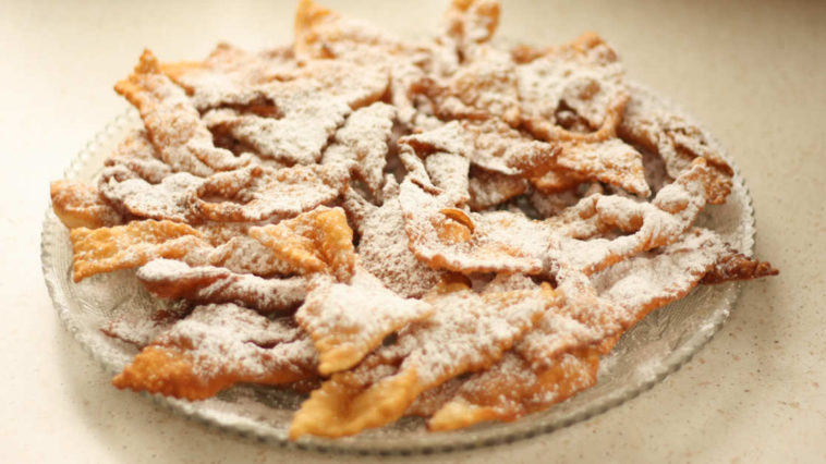 Un piatto di chiacchiere che vengono chiamate anche bugie o crostoli o frappe