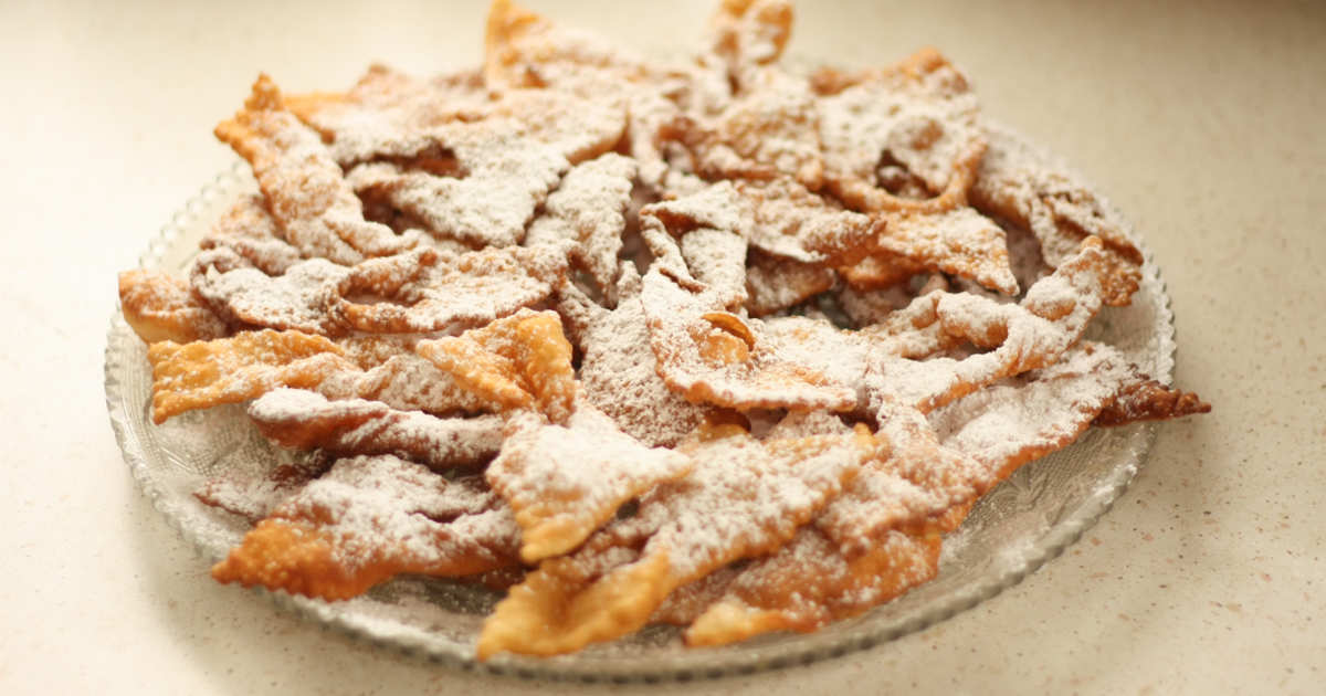 Un piatto di chiacchiere che vengono chiamate anche bugie o crostoli o frappe