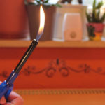 Accendino lungo con fiamma che va verso l'alto