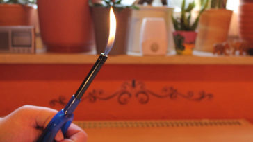 Accendino lungo con fiamma che va verso l'alto