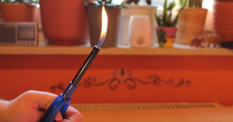 Accendino lungo con fiamma che va verso l'alto