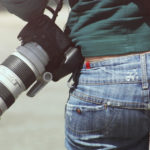 Una ragazza con dei blue jeans si prepara ad affrontare una lunga giornata di lavoro.