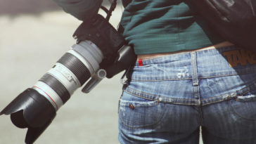 Una ragazza con dei blue jeans si prepara ad affrontare una lunga giornata di lavoro.
