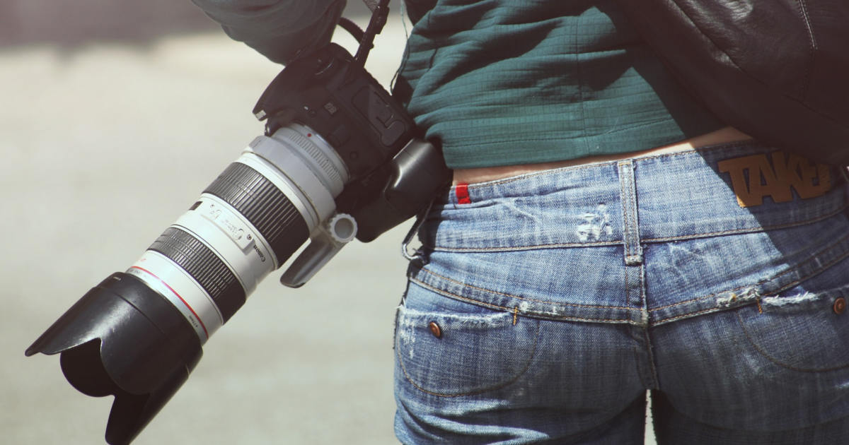 Una ragazza con dei blue jeans si prepara ad affrontare una lunga giornata di lavoro.