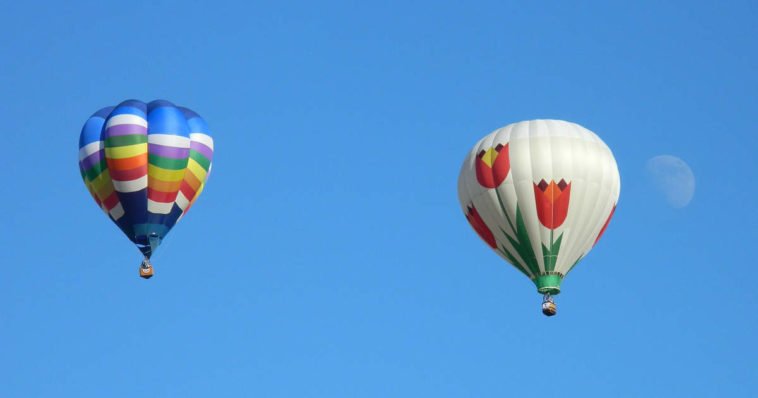 Due mongolfiere volano nel cielo azzuro