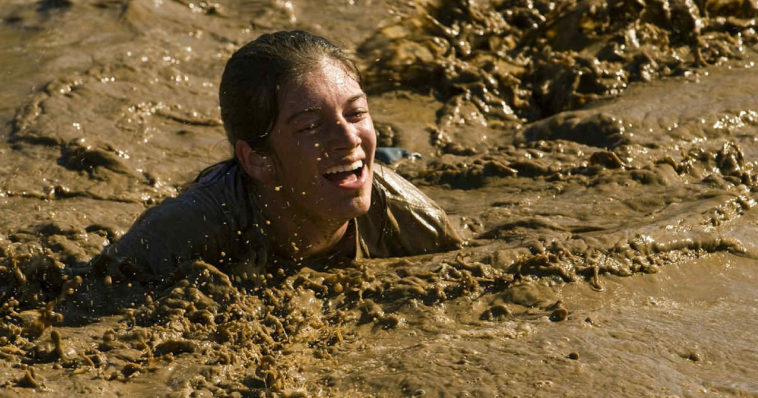 Ragazza nel fango che sembra diarrea