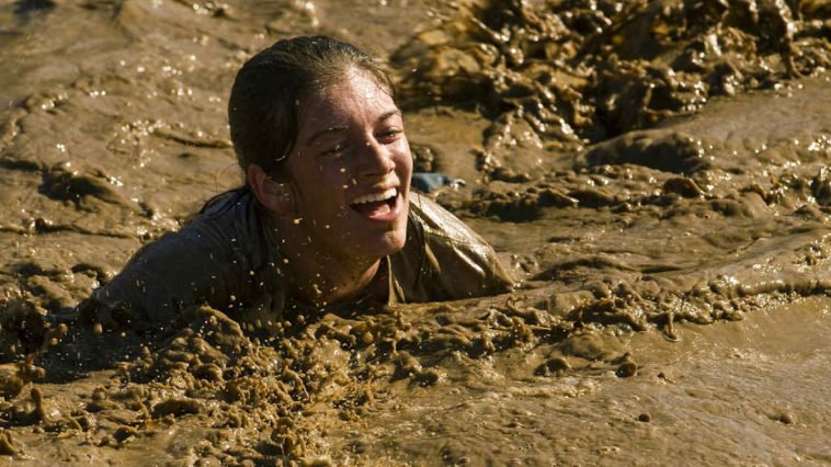 Ragazza nel fango che sembra diarrea