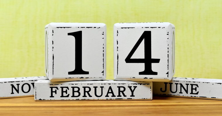 Scritta "14 Febbraio" realizzata con cubi di legno
