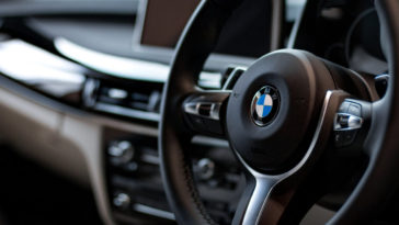 Interni di un'auto nuova bmw che odora di profumo di auto nuova