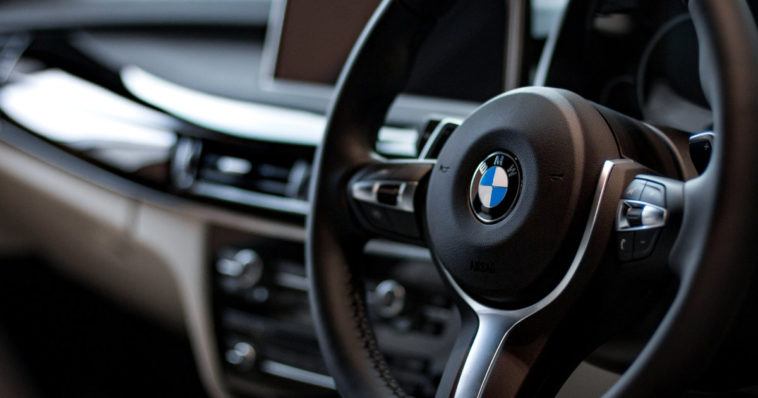 Interni di un'auto nuova bmw che odora di profumo di auto nuova