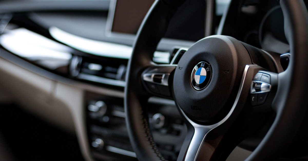 Interni di un'auto nuova bmw che odora di profumo di auto nuova