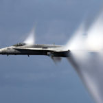 Un aereo che supera la barriera del suono