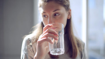 Ragazza che beve acqua