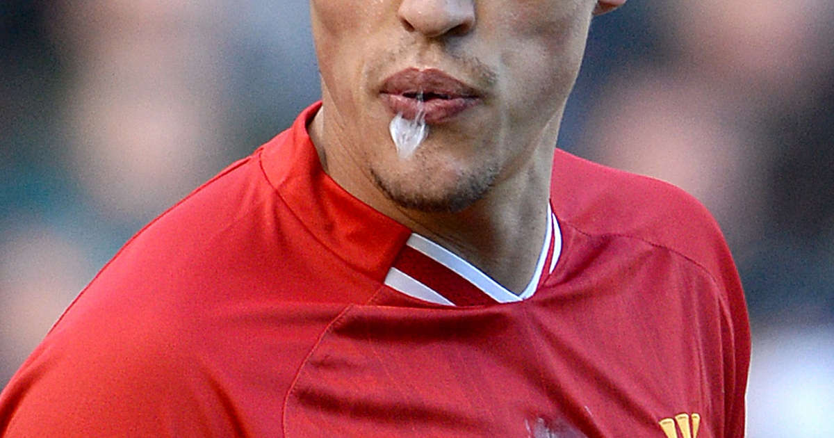 Calciatore che sputa mentre gioca a calcio