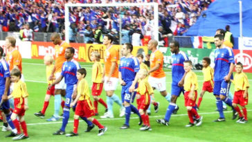 Le squadre di calcio nazionali francia e olanda entrano in campo con dei bambini