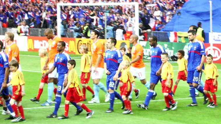 Le squadre di calcio nazionali francia e olanda entrano in campo con dei bambini