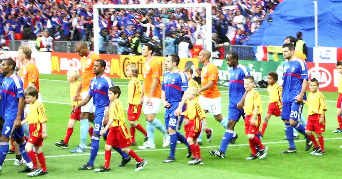 Le squadre di calcio nazionali francia e olanda entrano in campo con dei bambini