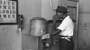 Bianco e nero operaio di colore beve acqua riservata, episodio di razzismo e discriminazione