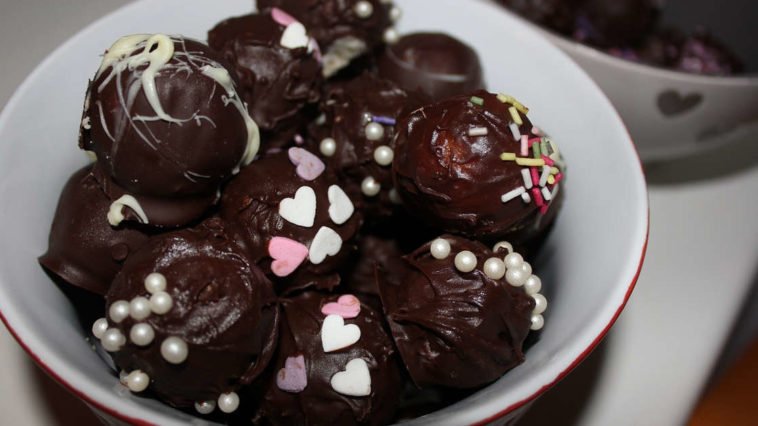 Ciotola con cioccolatini che sembrano palline di cacca dura