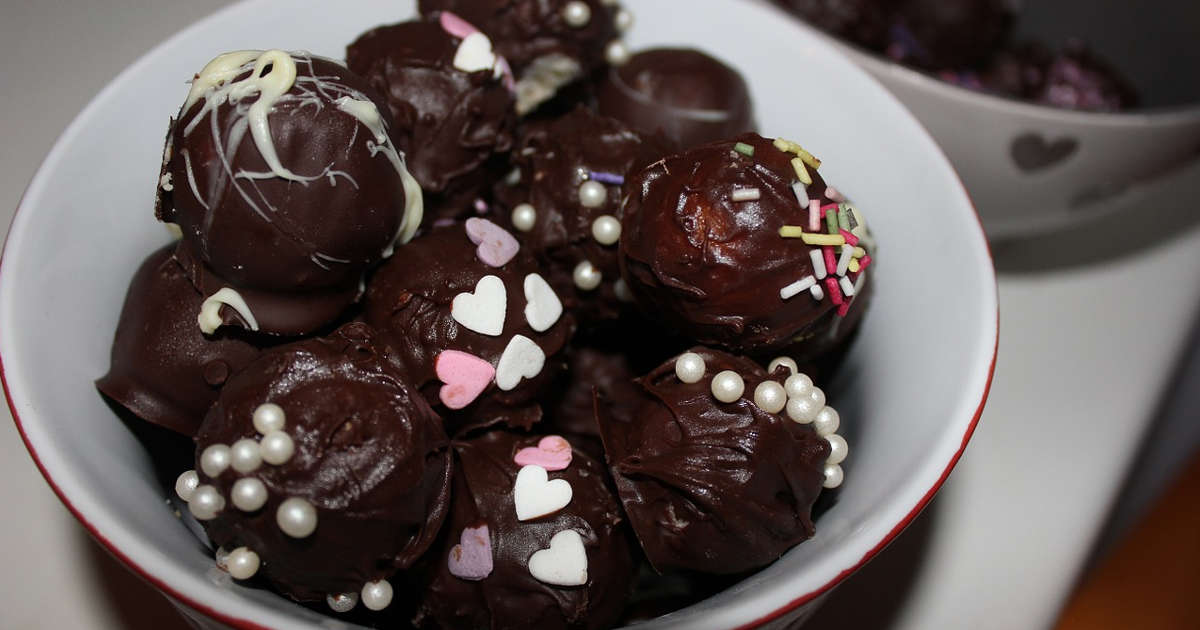 Ciotola con cioccolatini che sembrano palline di cacca dura