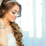 bella sposa in abito bianco prima del matrimonio