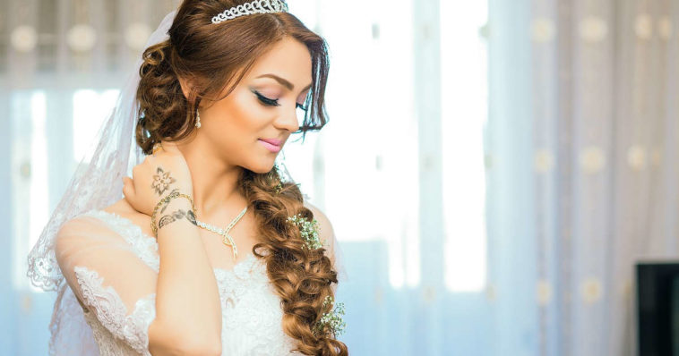 bella sposa in abito bianco prima del matrimonio