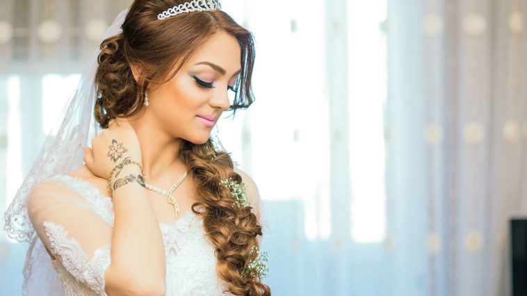 bella sposa in abito bianco prima del matrimonio