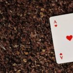 Un asso su un letto di terra