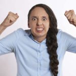 Ragazza con treccia arrabbiata trema