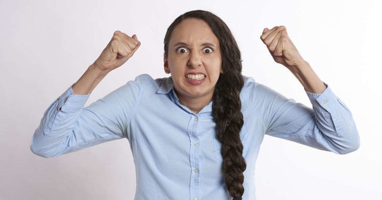 Ragazza con treccia arrabbiata trema