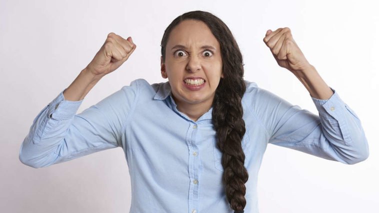 Ragazza con treccia arrabbiata trema