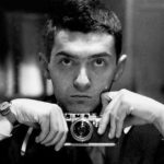 Kubrick giovane tiene in mano macchina fotografica