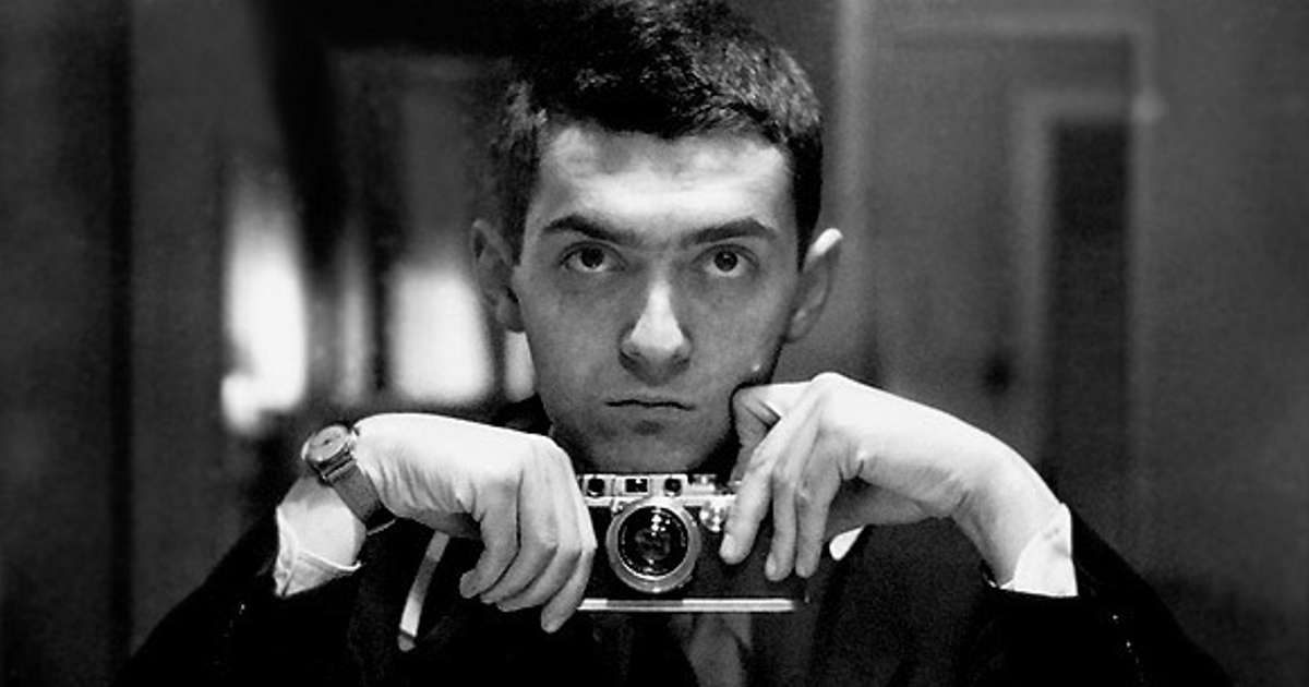 Kubrick giovane tiene in mano macchina fotografica