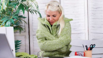 Donna che sente freddo