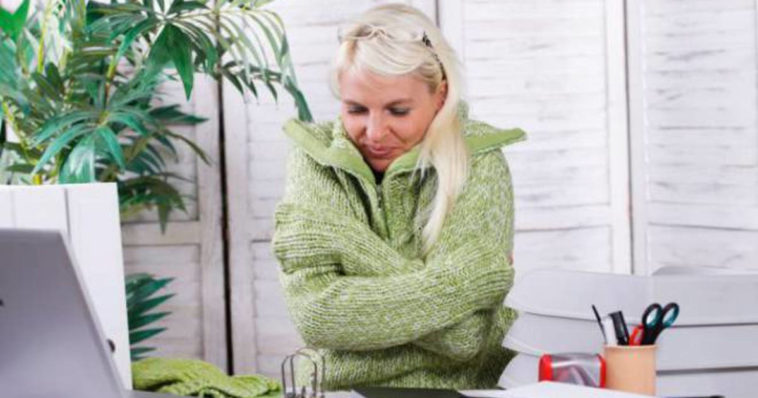 Donna che sente freddo