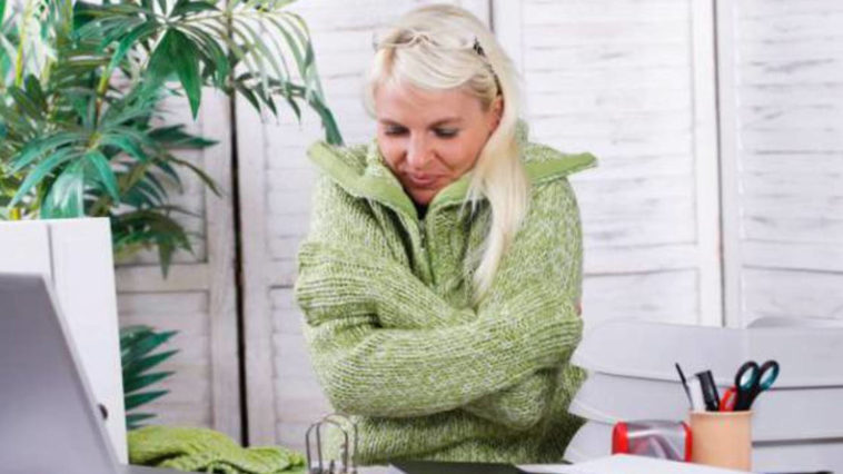 Donna che sente freddo