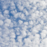Cielo con nuvole a batuffoli.