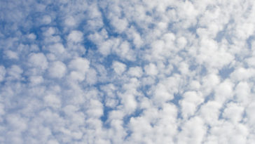 Cielo con nuvole a batuffoli.