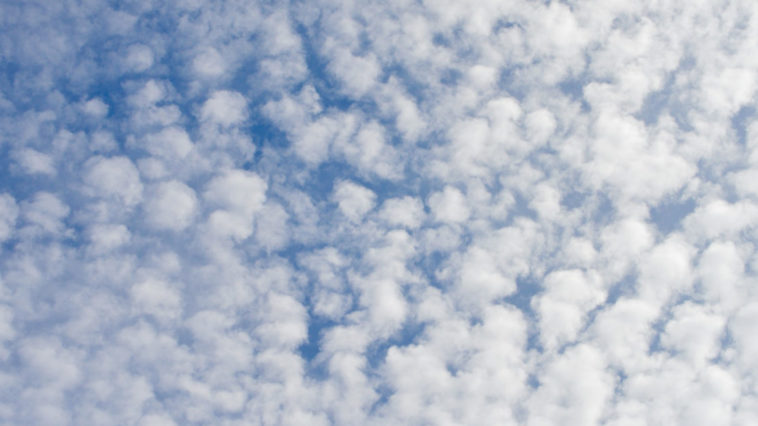 Cielo con nuvole a batuffoli.