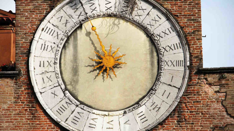 Una meridiana segna l'orario del giorno che è diviso in 24 ore