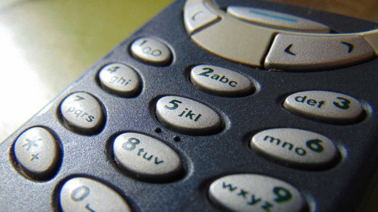 Foto di un nokia 3310 famoso per essere molto resistente