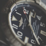 Primo piano orologio da uomo elegante che segna 60 minuti e 60 secondi