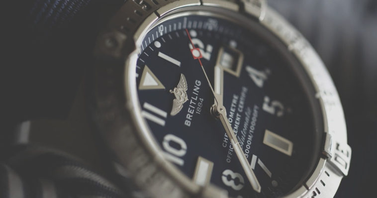 Primo piano orologio da uomo elegante che segna 60 minuti e 60 secondi