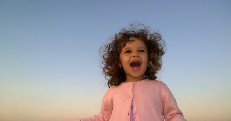 Urla di gioia di una bimba.