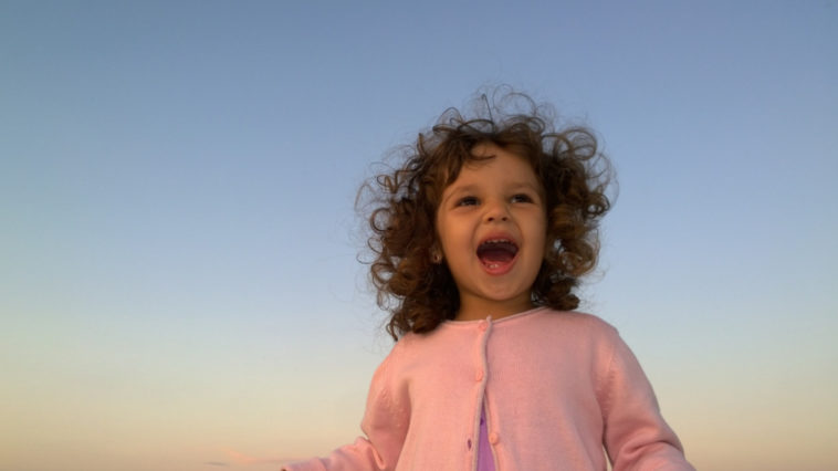 Urla di gioia di una bimba.