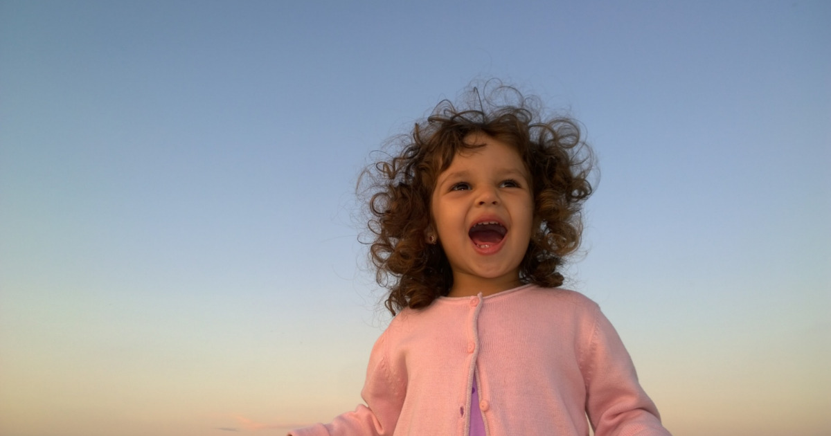 Urla di gioia di una bimba.